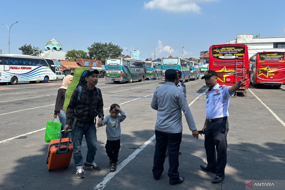 Cicaheum Terminal in Bandung begins redirecting bus routes to Leuwipanjang