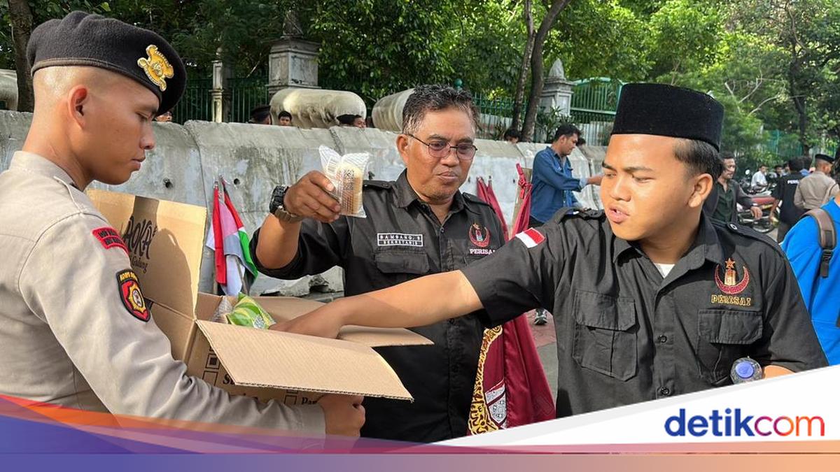 Student Demonstration in Central Jakarta Proceeds Peacefully, Police Distribute Bread and Mineral Water