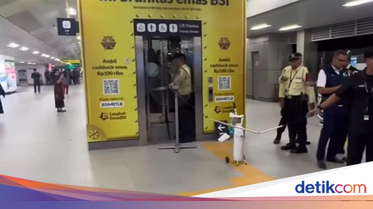 Several People Trapped in MRT Lebak Bulus Lift During Power Outage