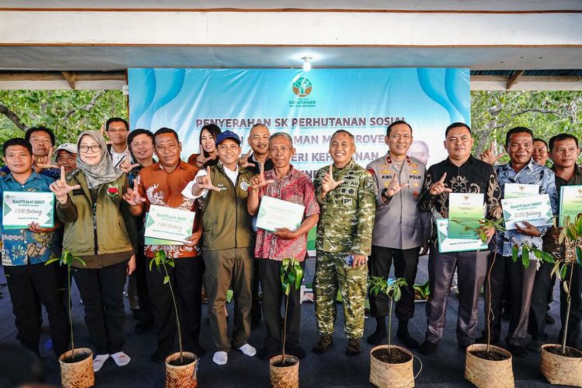 Forestry Minister Raja Hands Over Nine Social Forestry Approvals in North Sulawesi