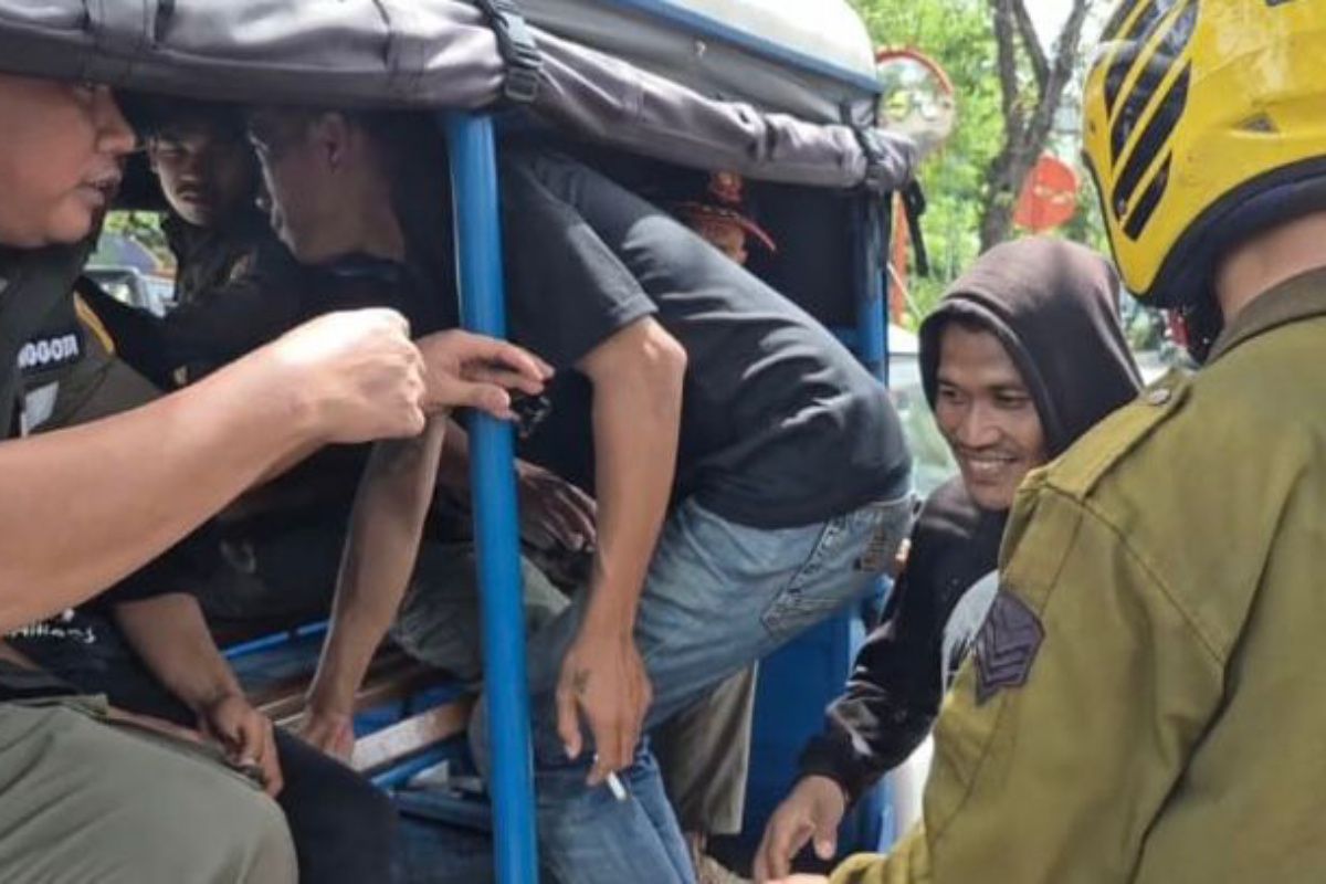 Jakarta Central City Government Nets Informal Workers and Street Vendors During Crackdown