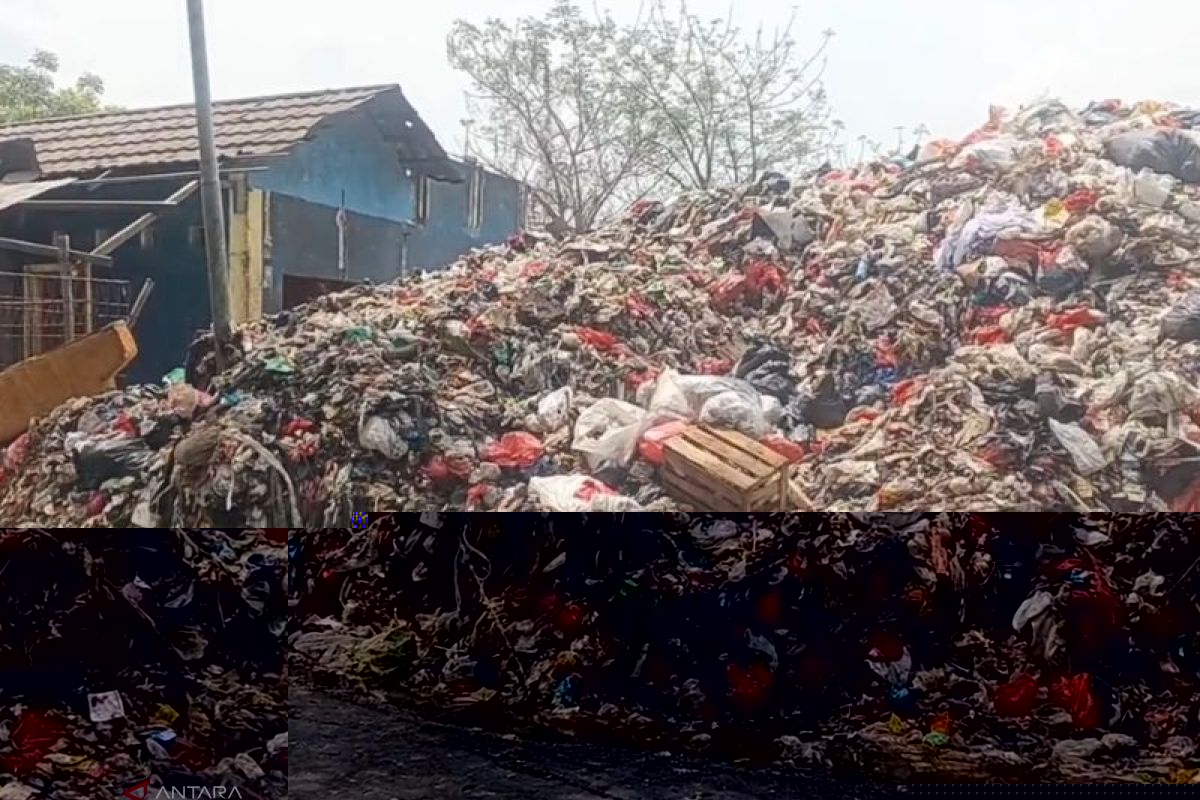 Garbage Piles in Pulogebang Raise Fears of Motorists Slipping and Falling