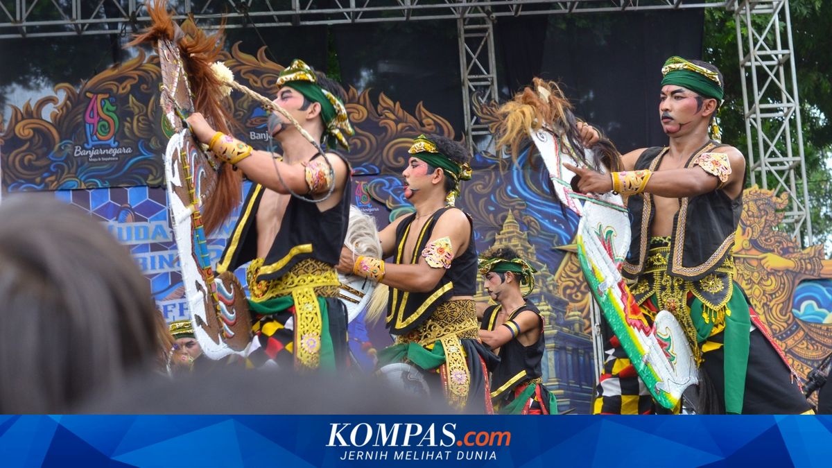 Crowds at the 445th Banjarnegara Anniversary Celebration, Attended by 150,000 People