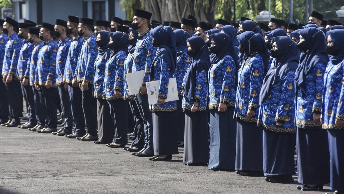 Woman in Gresik Duped by Fake Civil Servant Appointment Letter, Arrives for Work in Official Uniform