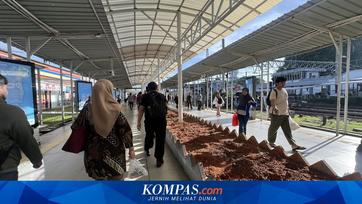 First Day of ASN WFH, Bogor Station Remains Busy, Dominated by Private Sector Workers