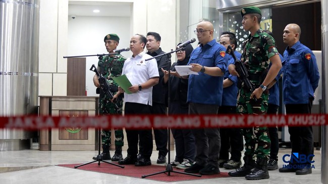 Wanted in Two Oil Cases, Riza Chalid Remains at Large