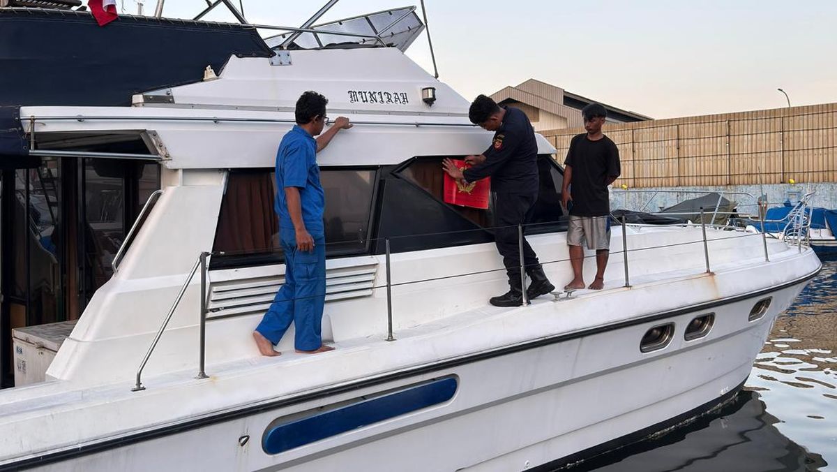 Customs Seals Four Foreign Yachts at Marina Beach