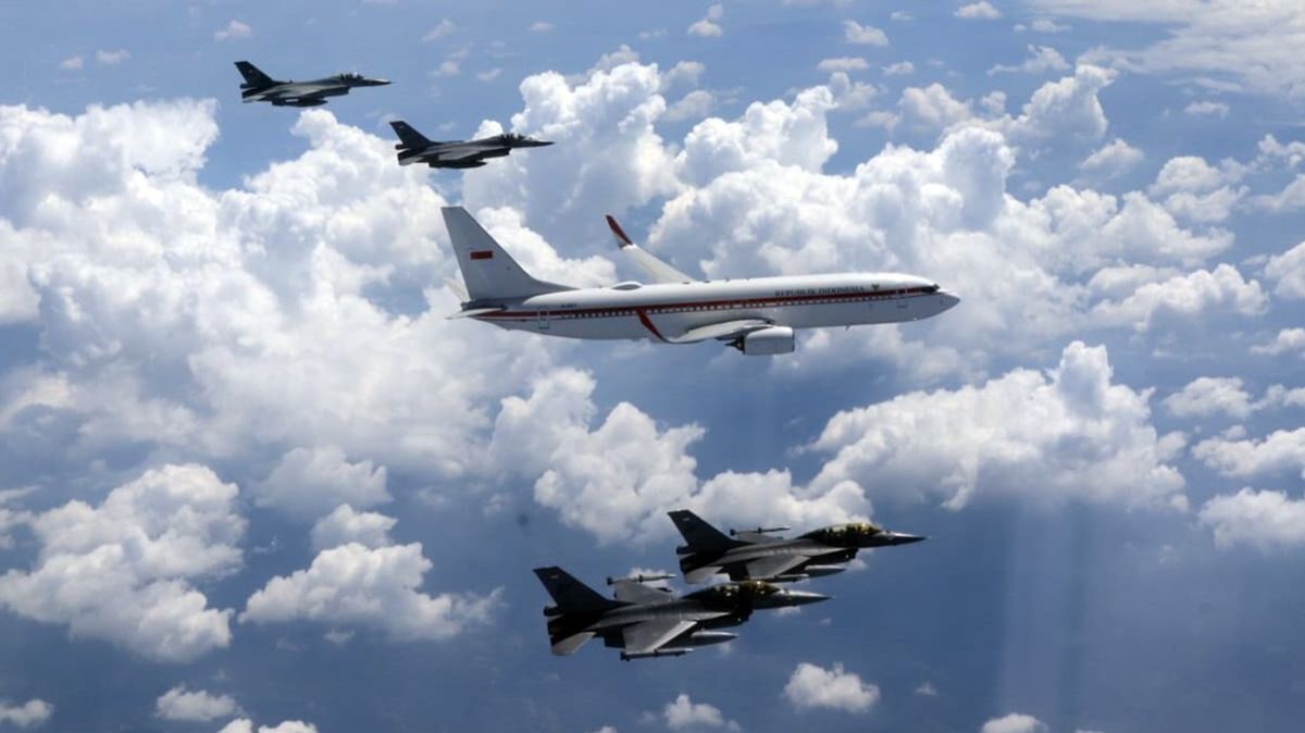 TNI AU Anniversary: President's Flight Escorted by 6 Fighter Jets