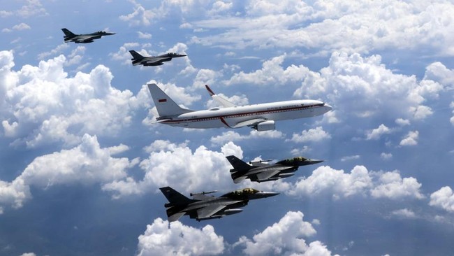 Moment When Prabowo's Plane Was Escorted by F-16 Fighter Jets and KAI T-50 Golden Eagle