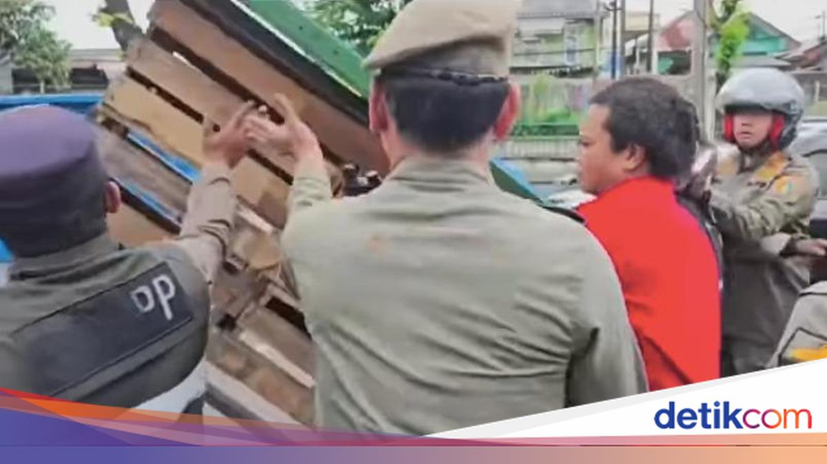 Viral Fruit Seller on Bogor Highway in East Jakarta Rages During Satpol PP Enforcement