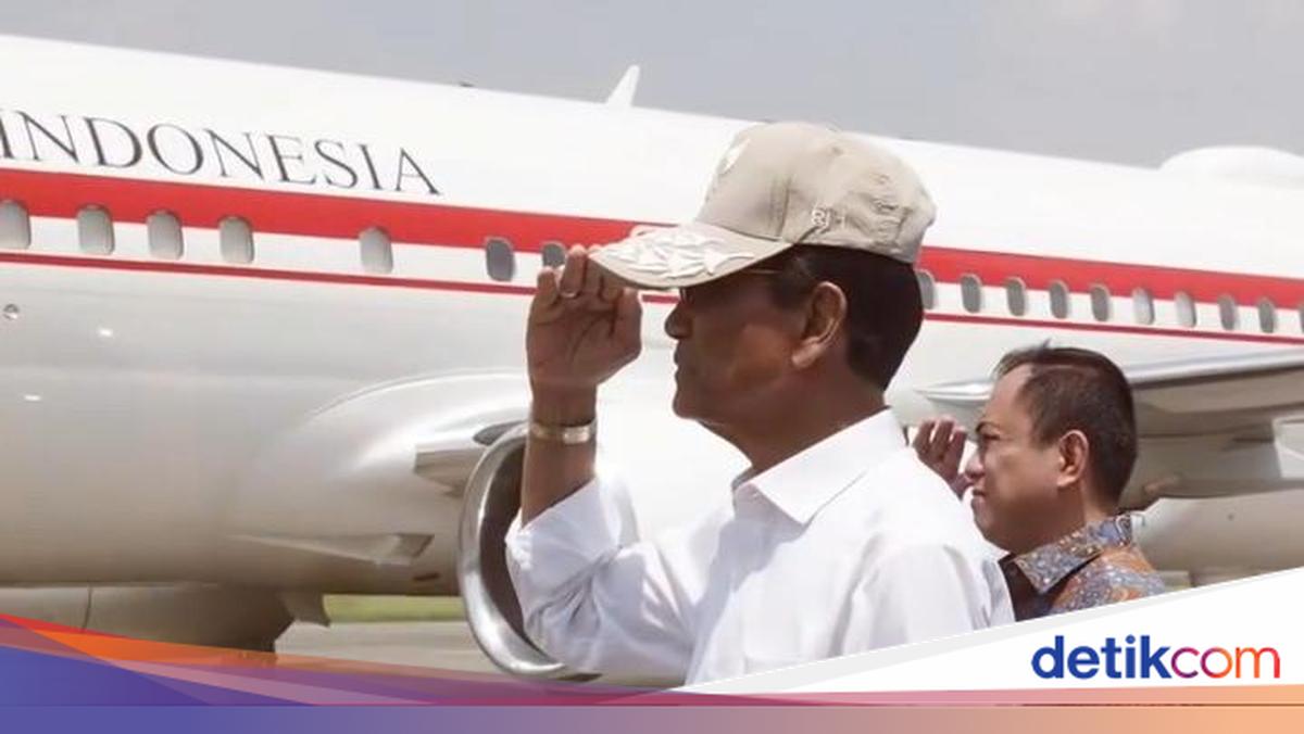 The Story Behind the Moment Prabowo Gives the RI-1 Cap to Sultan HB X at the Airport