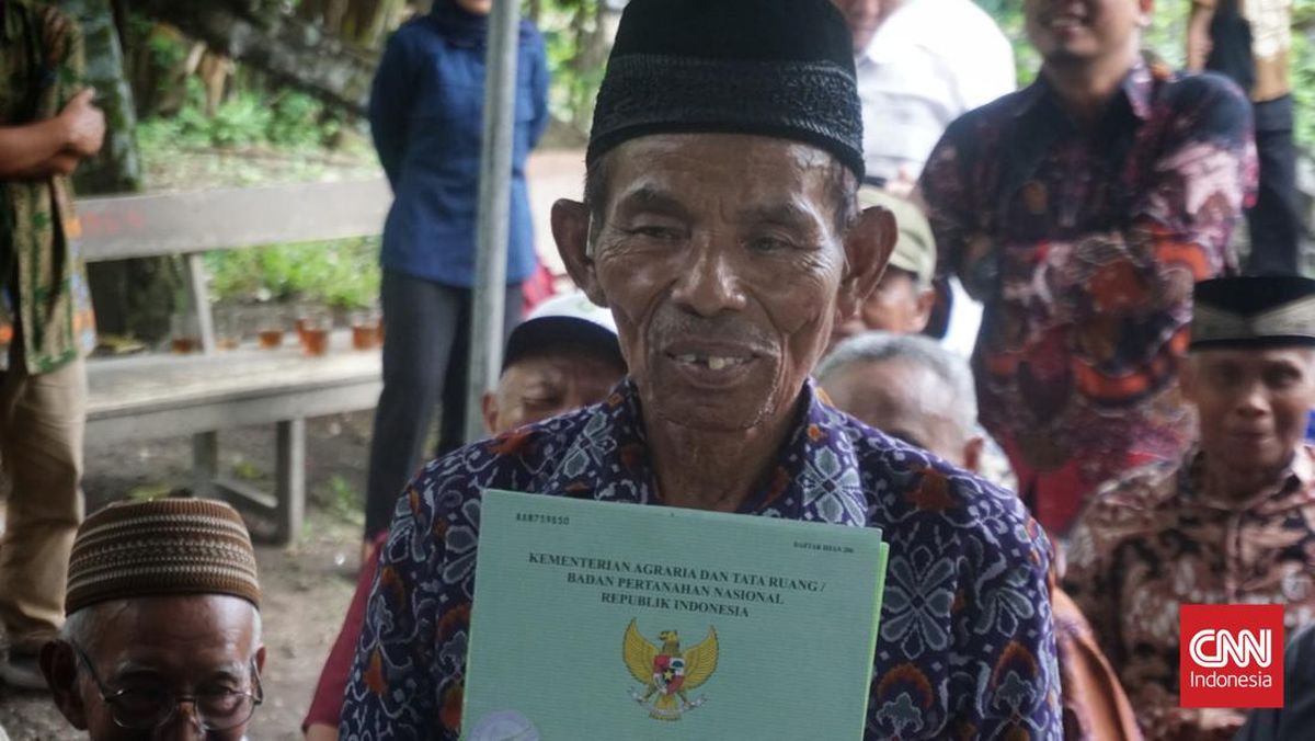 Mbah Tupon Performs Prostration of Gratitude Upon Receiving His Land Certificate Back