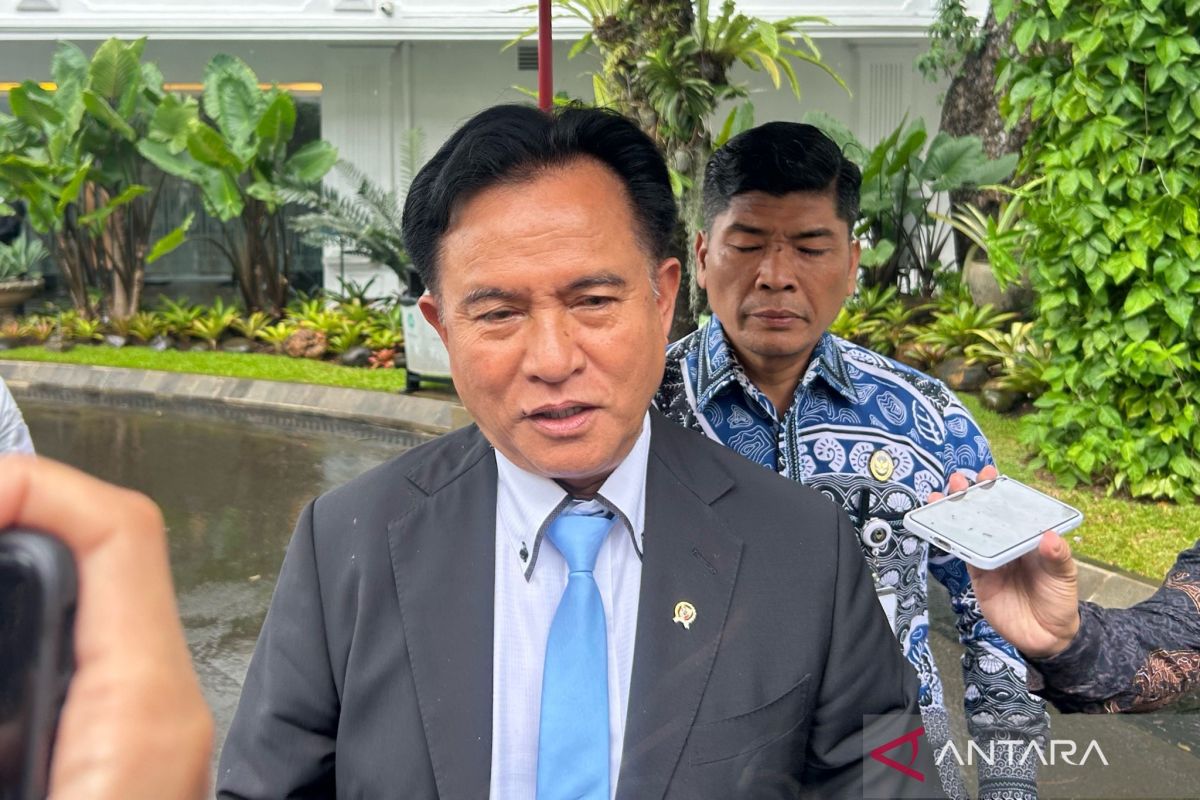 Minister Yuzril arrives at Palace to attend inauguration of new Constitutional Court judges