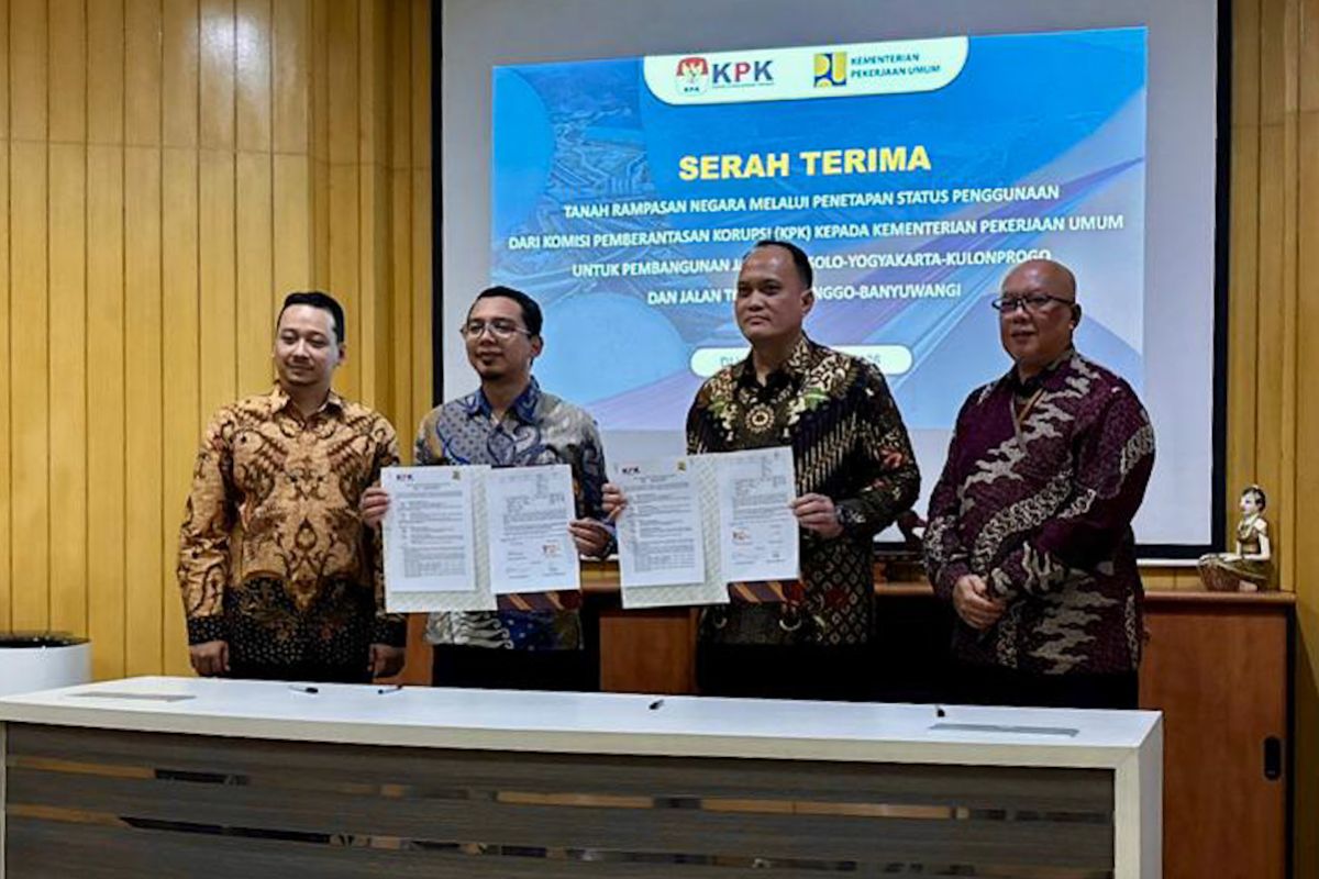 KPK Hands Over State-Confiscated Assets Worth Rp3.88 Billion to Ministry of Public Works