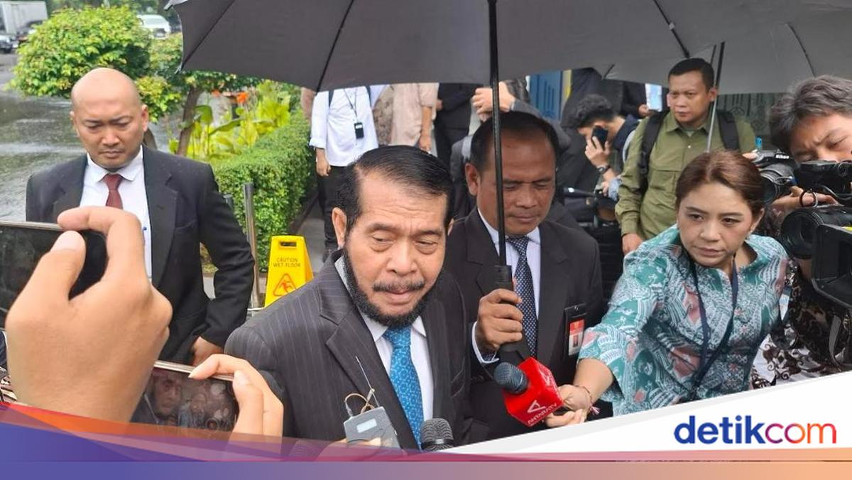 Anwar Usman Arrives at Palace Ahead of Swearing-In of His Replacement Constitutional Court Judge