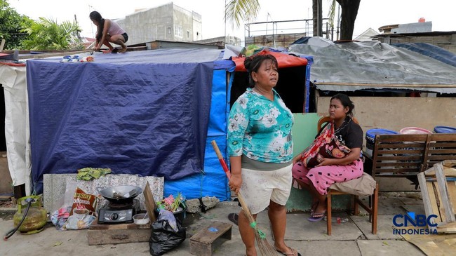 Glimpses of Slum Conditions Along Senen Railway Tracks, Set to Become Flats by 15 June