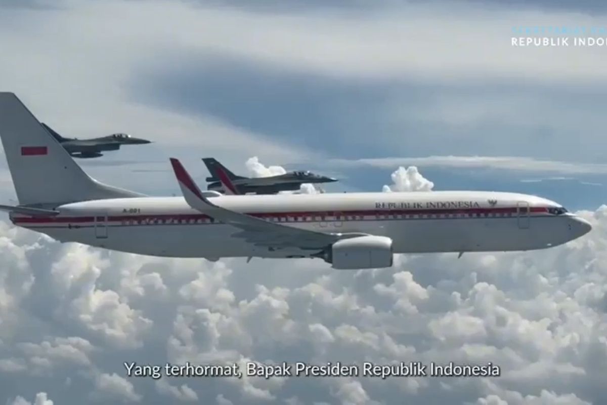 Prabowo marks TNI AU anniversary with in-flight tribute to pilots