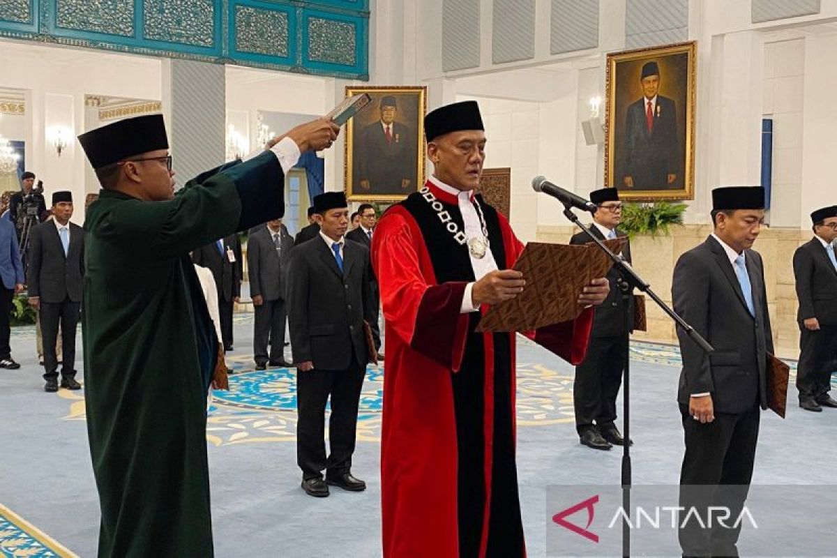 Prabowo witnesses Liliek Prisbawono's oath as Constitutional Court Justice