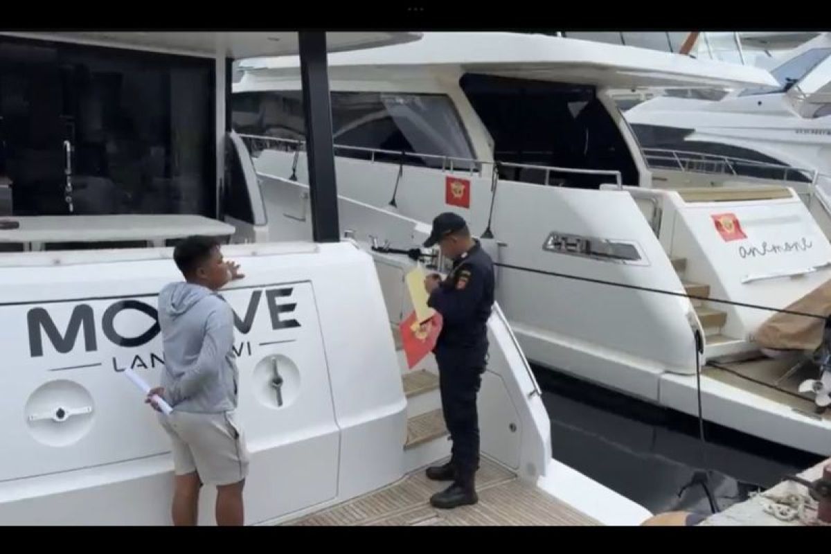 Customs and Tax Authorities Seal Four Yachts at Marina Beach