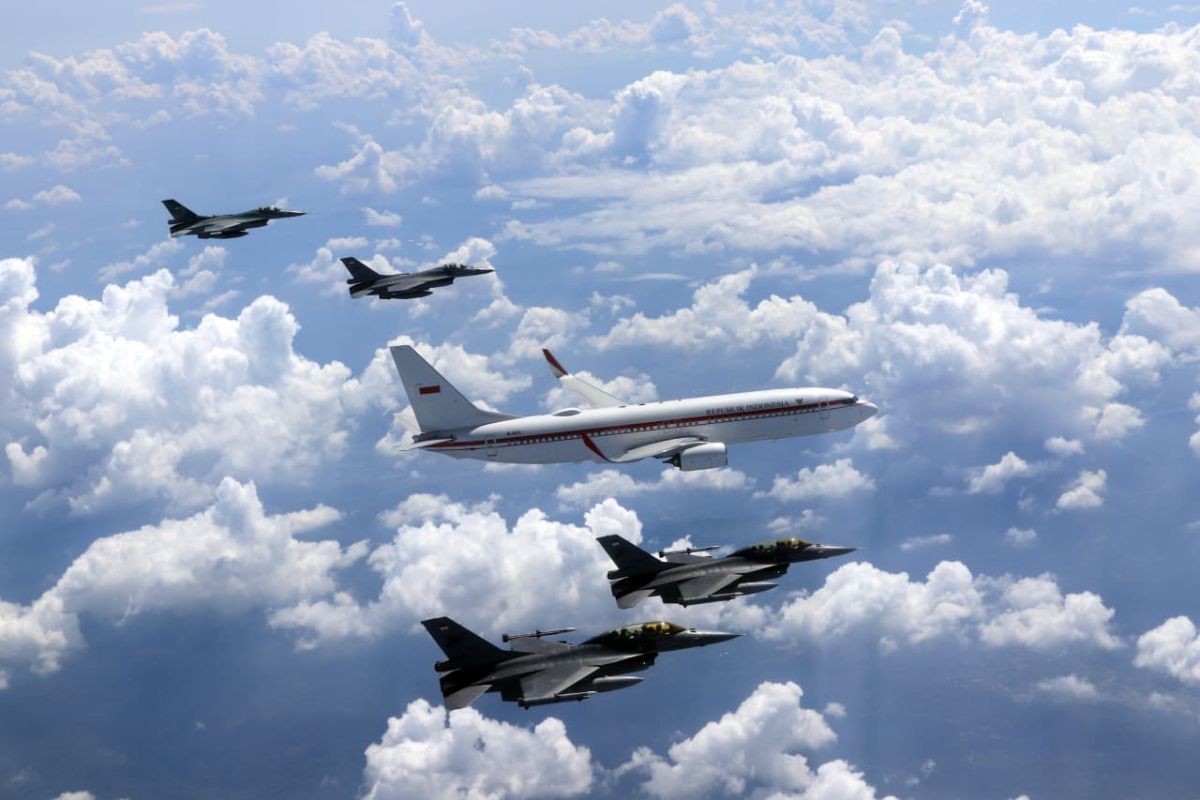 Six Air Force jets escort Prabowo's flight to Magelang