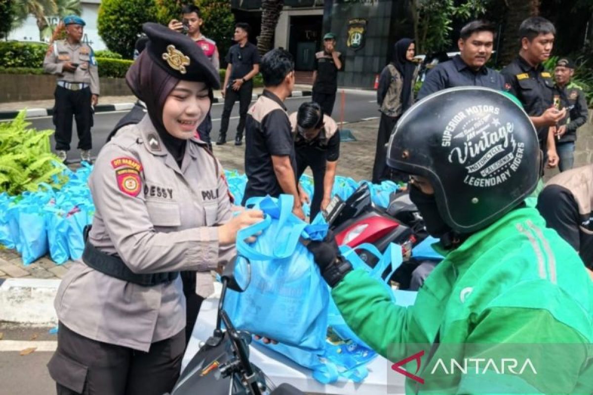 Caring Friday: Polda Metro Jaya Distributes Groceries to Ride-Hailing Drivers and Daily Workers