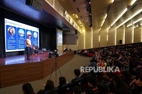 Sharing Knowledge at Binus, BCA Director: Quality Education is an Absolute Prerequisite for Golden Indonesia 2045