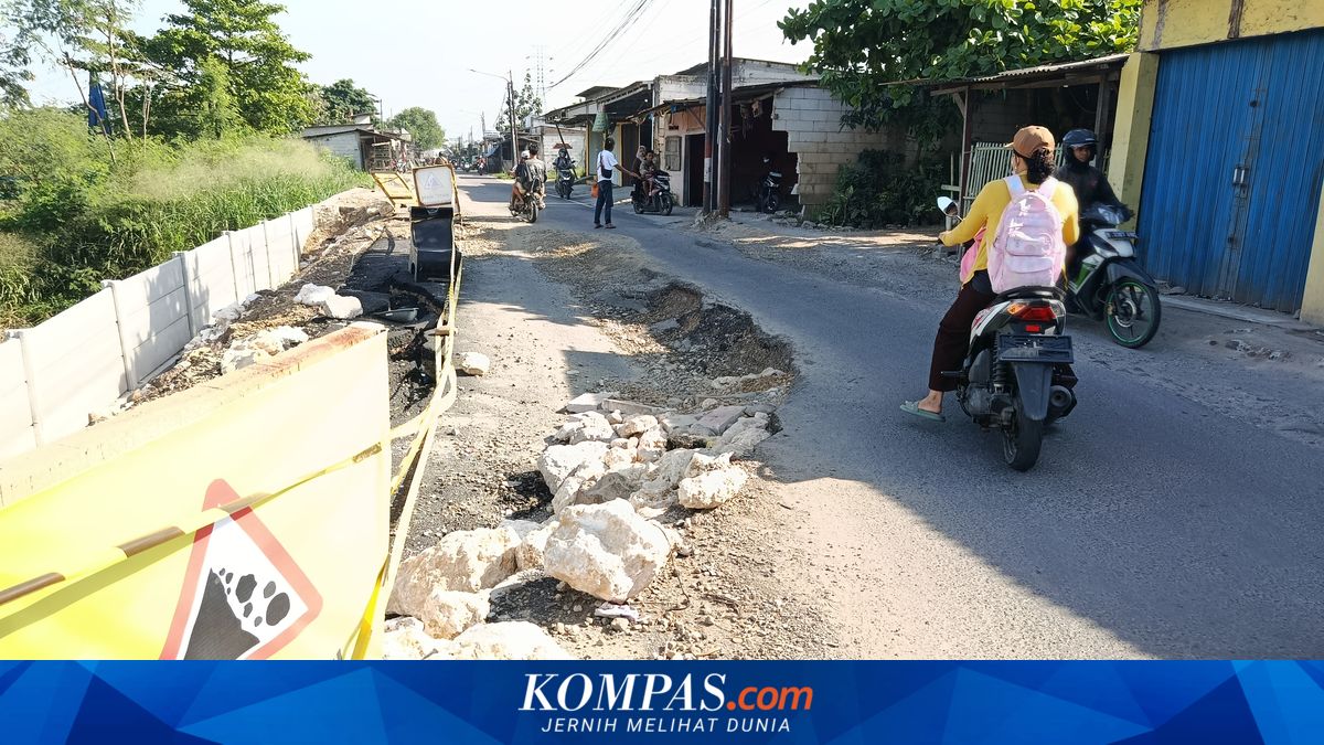 CBL Bekasi Road Collapses, Drivers Anxious Every Time They Pass