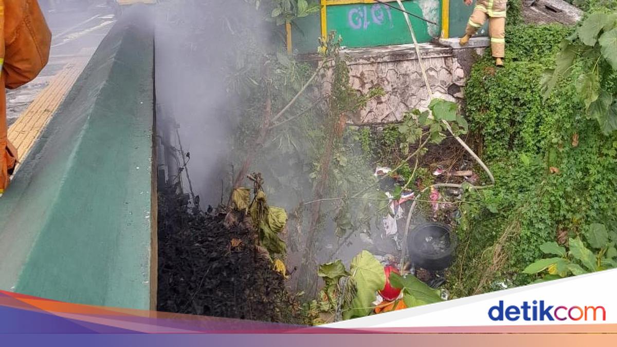 Black Smoke Erupts at Gondolayu Bridge in Jogja, Turns Out...