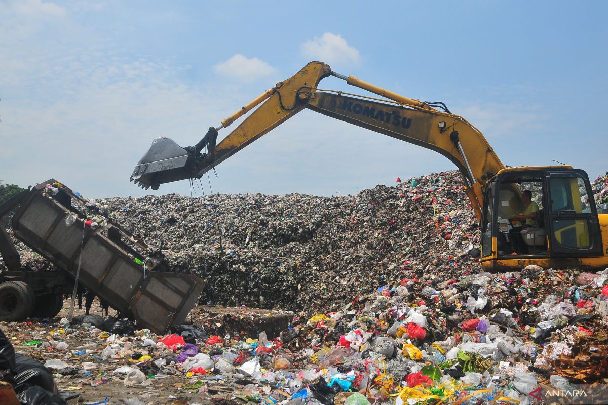 Indonesia targets end of open dumping by July 2026