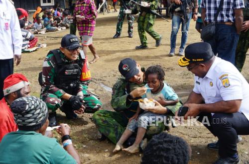 TNI Habema Operational Command Conducts Social Service in Gome District