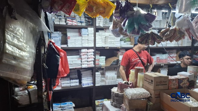 Skyrocketing Plastic Prices: Banana Leaves Could Be the Solution