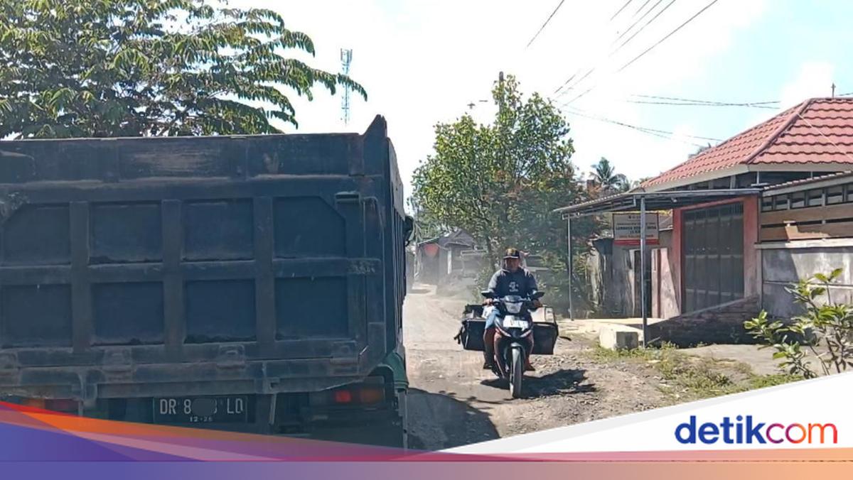 Damaged Roads and Dust Disrupt Residents of East Lombok, Impact of Haulage Trucks