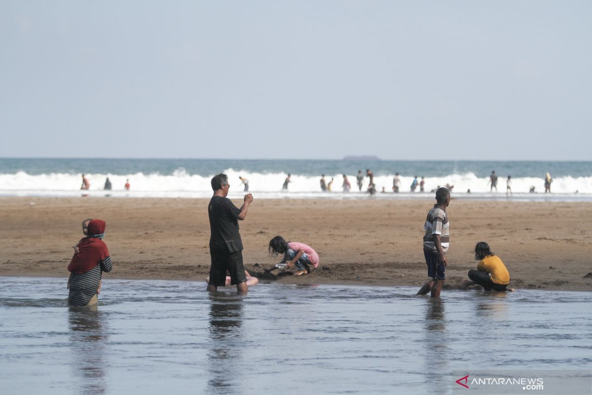 Gunungkidul Regency Transfers Tourism Retribution Officers at Baron Beach