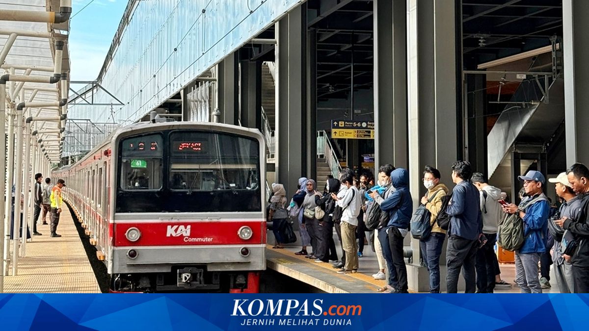 KRL Passengers Drop 27 Percent on First Day of Civil Servants' Work-from-Home Policy