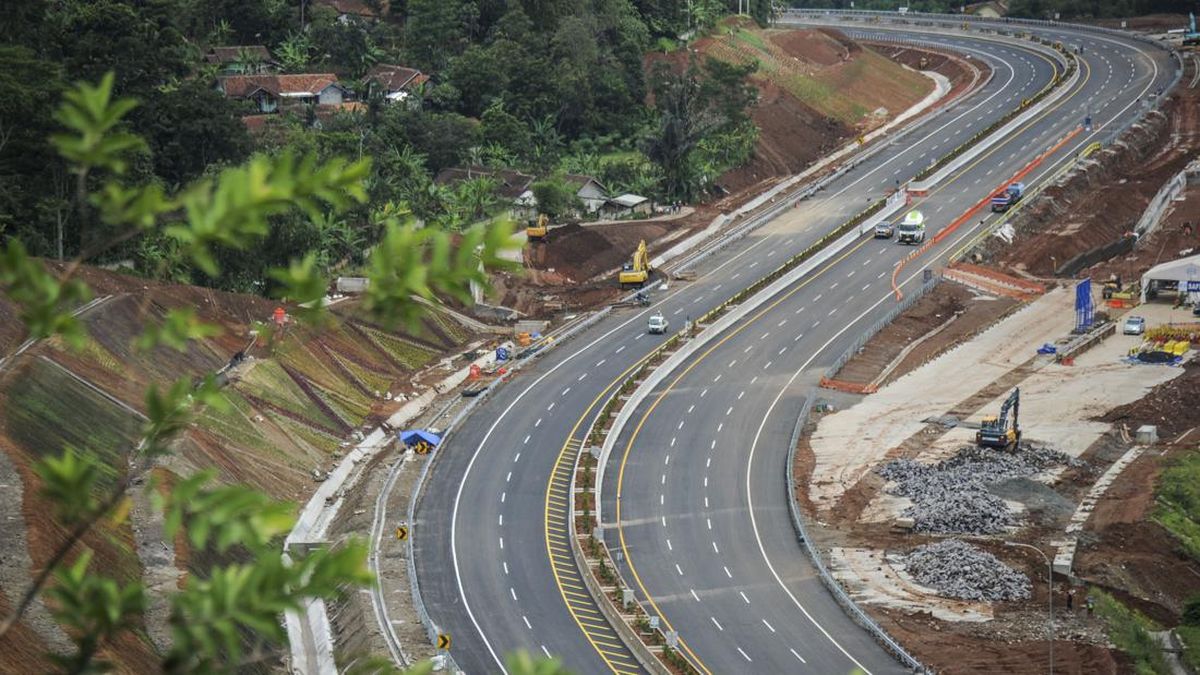 Cisumdawu Toll Road Crack Leads to Four-Month Contraflow Implementation