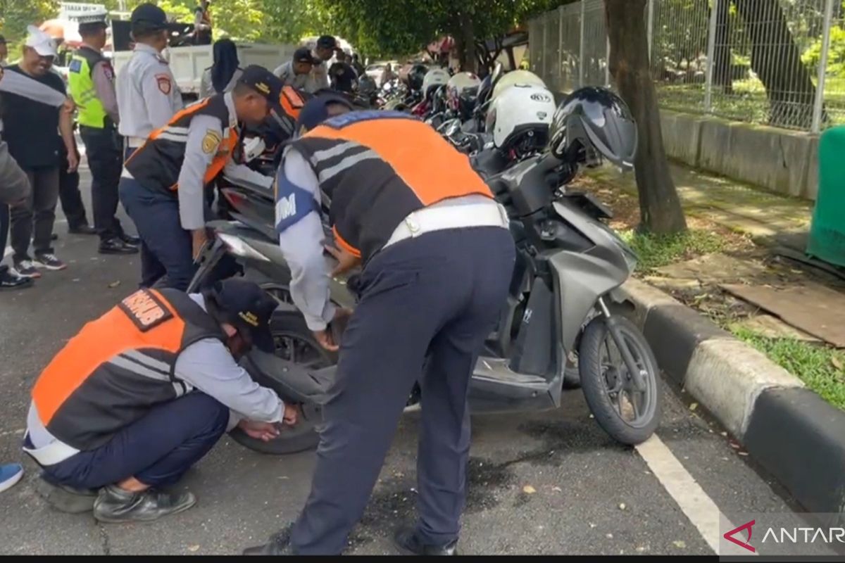 Joint Task Force Cracks Down on Illegal Parking in Puri Kembangan, West Jakarta