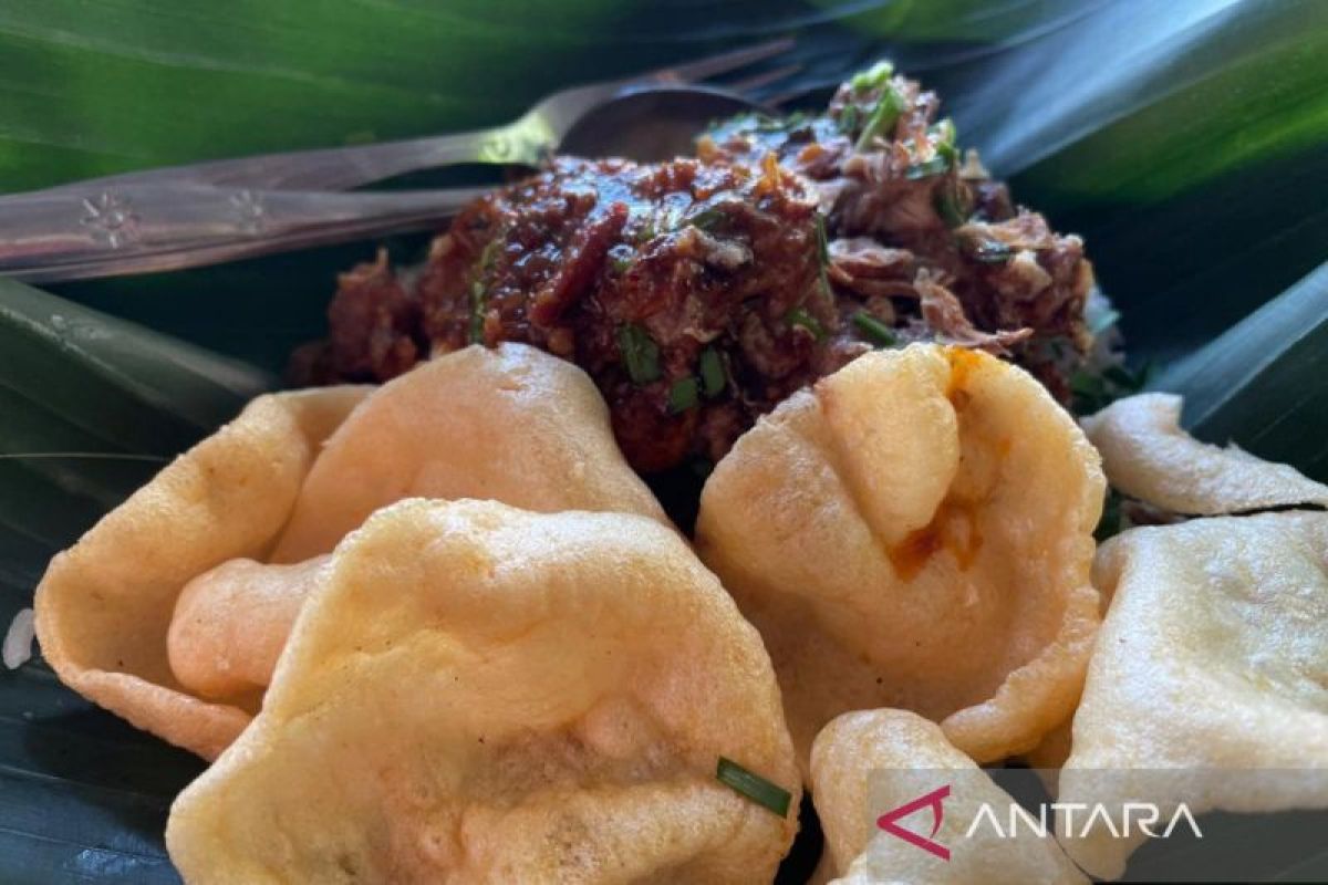 Cirebon Regency promotes use of teak leaves as food wrappers