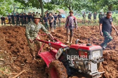 TNI Kodiklat Holds Technical Guidance on Food Security for Yonif TP Troops