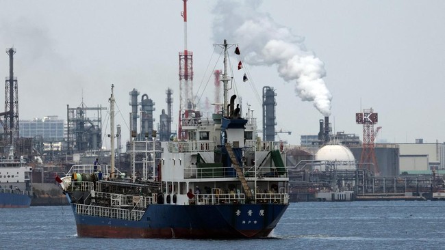 Victim of US-Iran War, RI's Wealthy Neighbour Requests Oil from Singapore