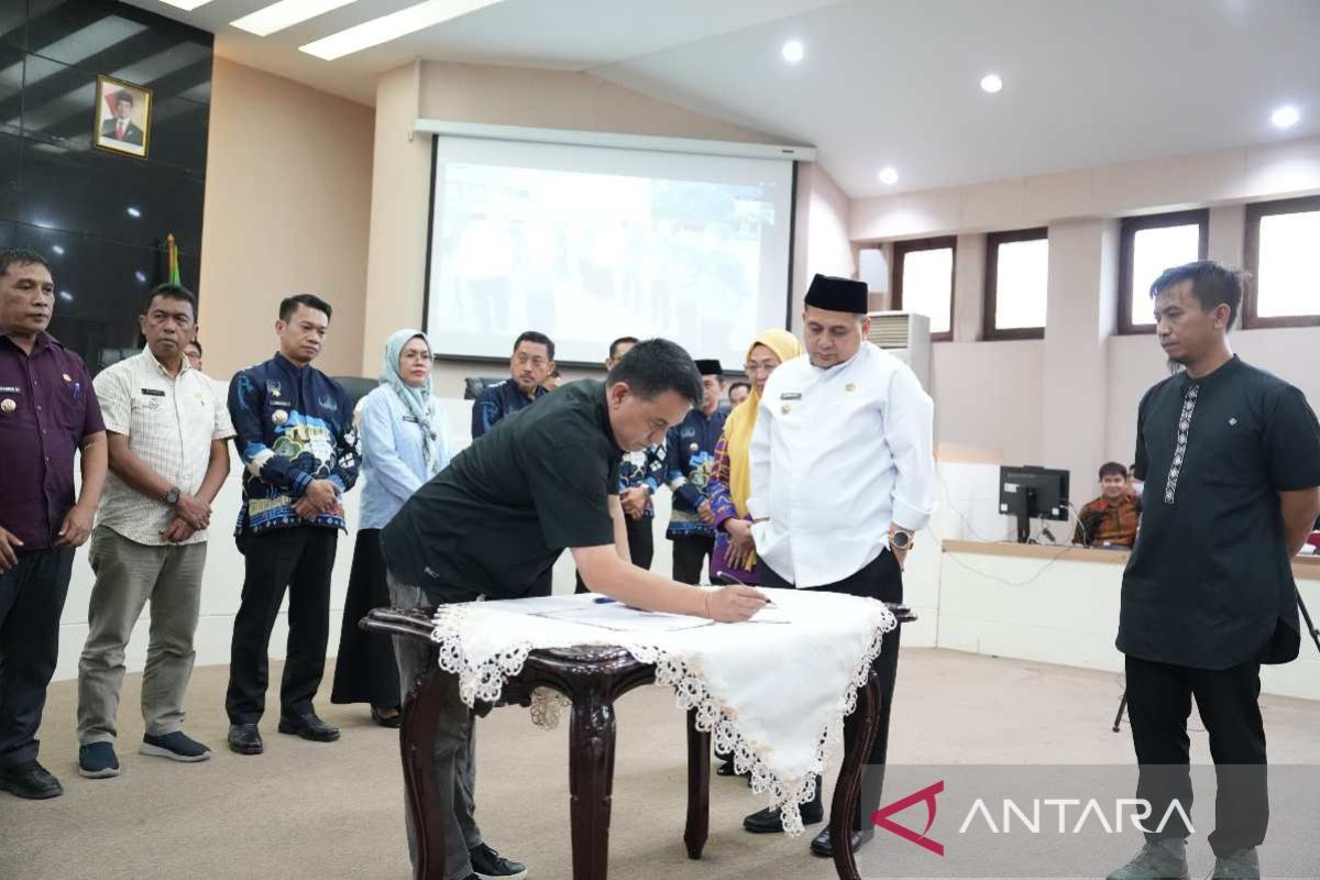 Makassar Sub-District Heads Sign Commitment to Overhaul Waste Management from Source to Disposal