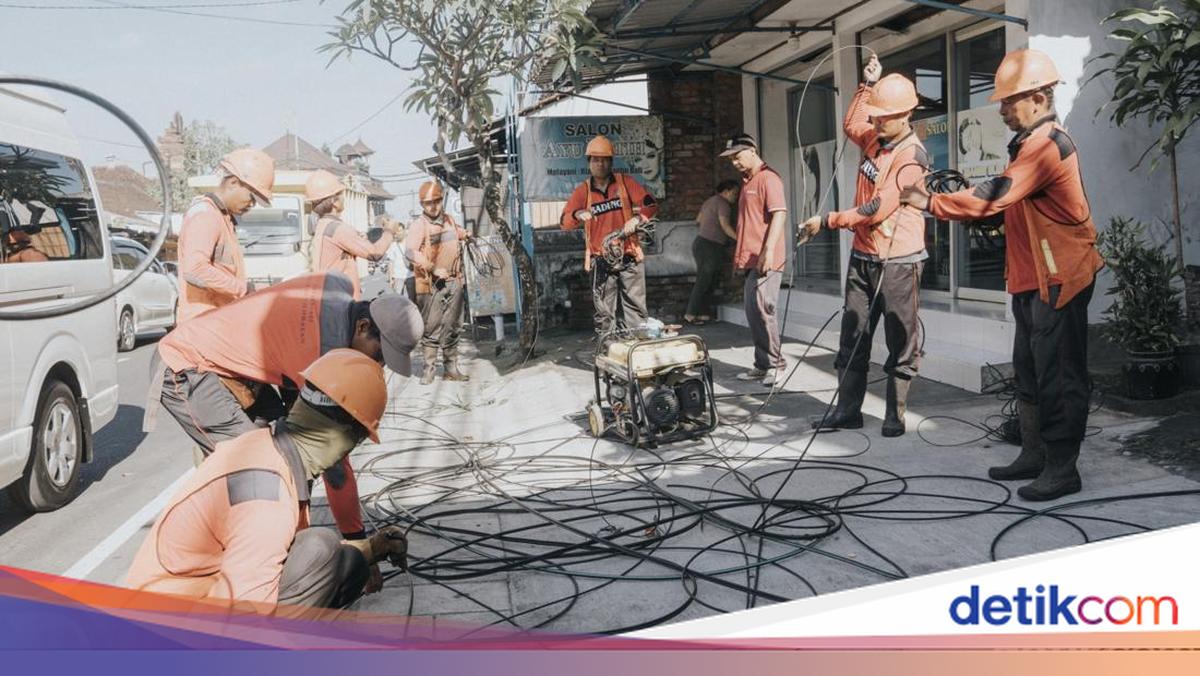 Badung Regency Cuts 1.7 Km of Tangles Telecommunication Cables in Darmasaba