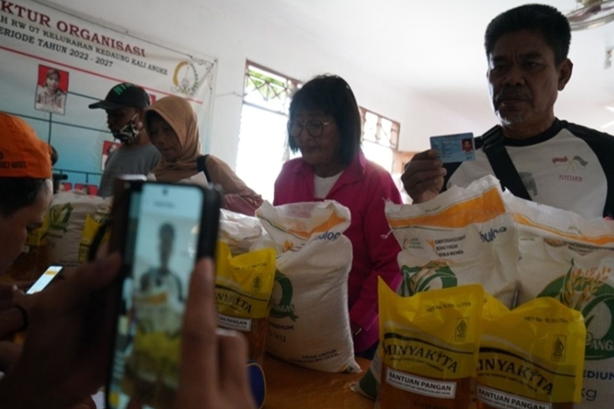 Bulog Distributes Food Assistance to 3,827 Beneficiaries in West Jakarta