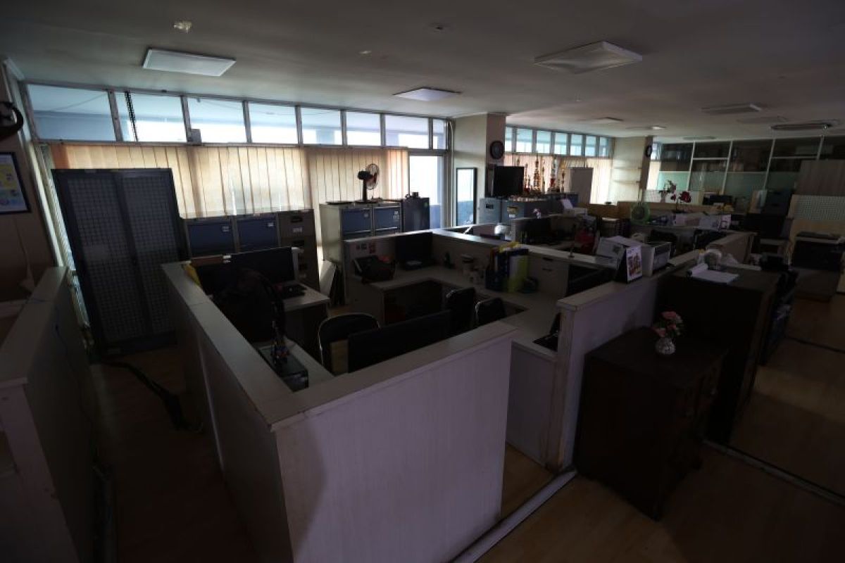 Wall-less workspace