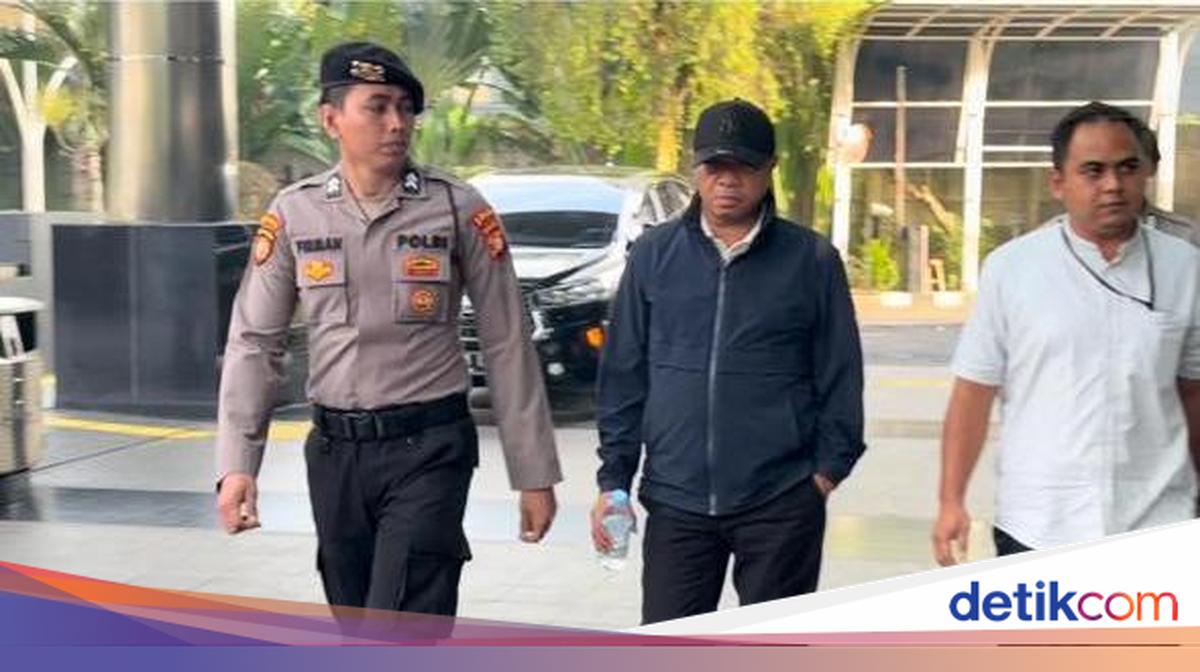 Tulungagung Regent Arrives at KPK Building After Being Caught in Raid