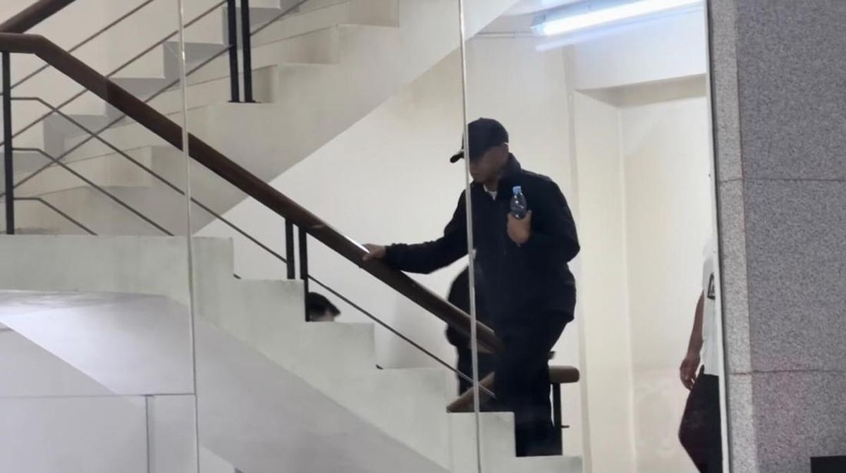 Tulungagung Regent Gatut Sunu Wibowo Arrives at KPK Building After Being Caught in Sting Operation