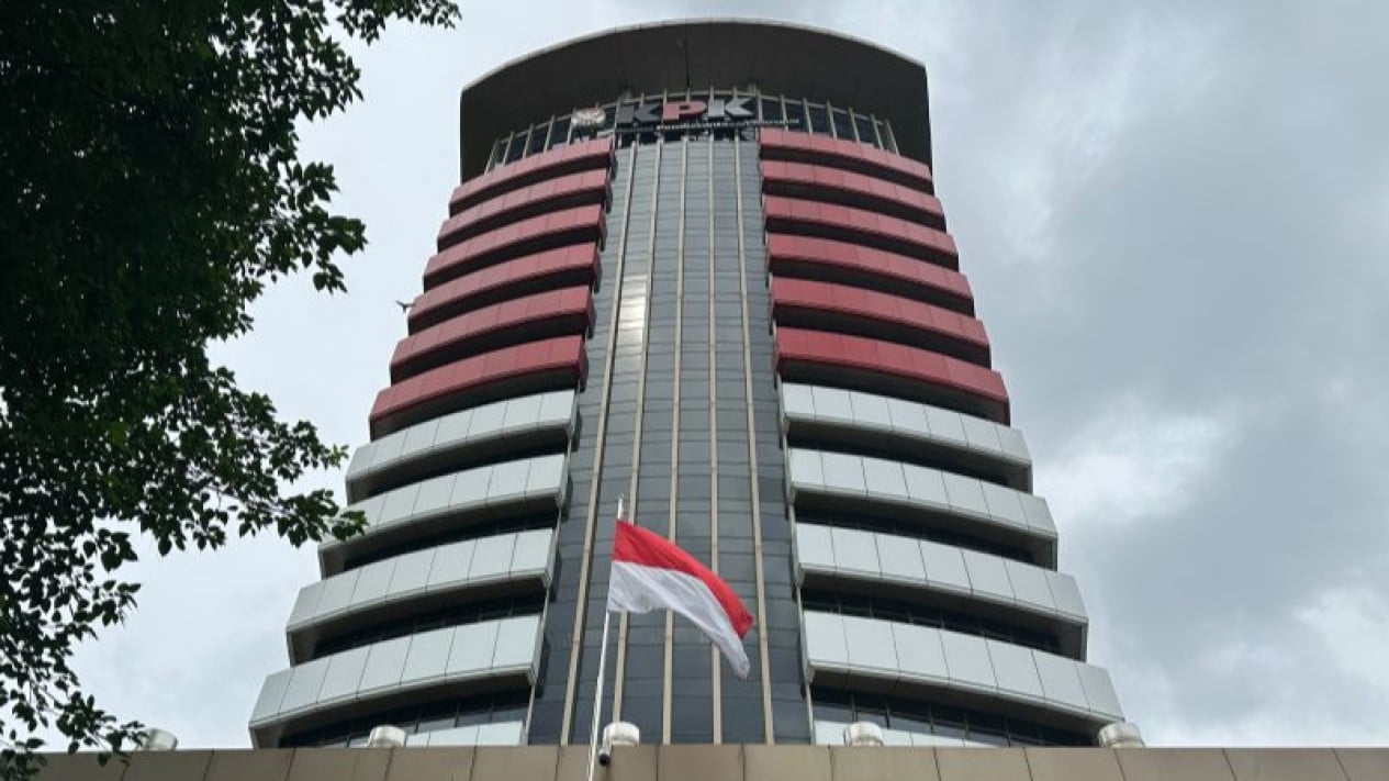 KPK Takes 12 Tulungagung Regency Officials to Surabaya Following Examination in Regent's Raid