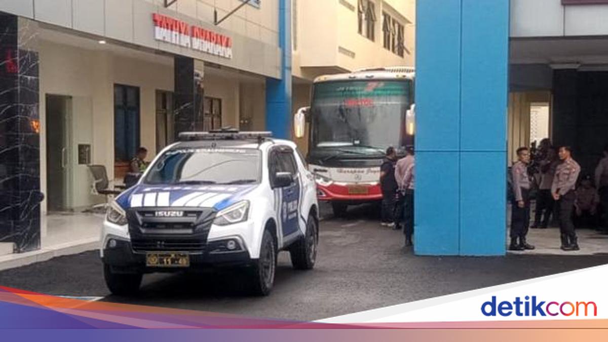 12 Tulungagung Officials Caught in KPK Sting Operation, Transported to Juanda Airport by Bus