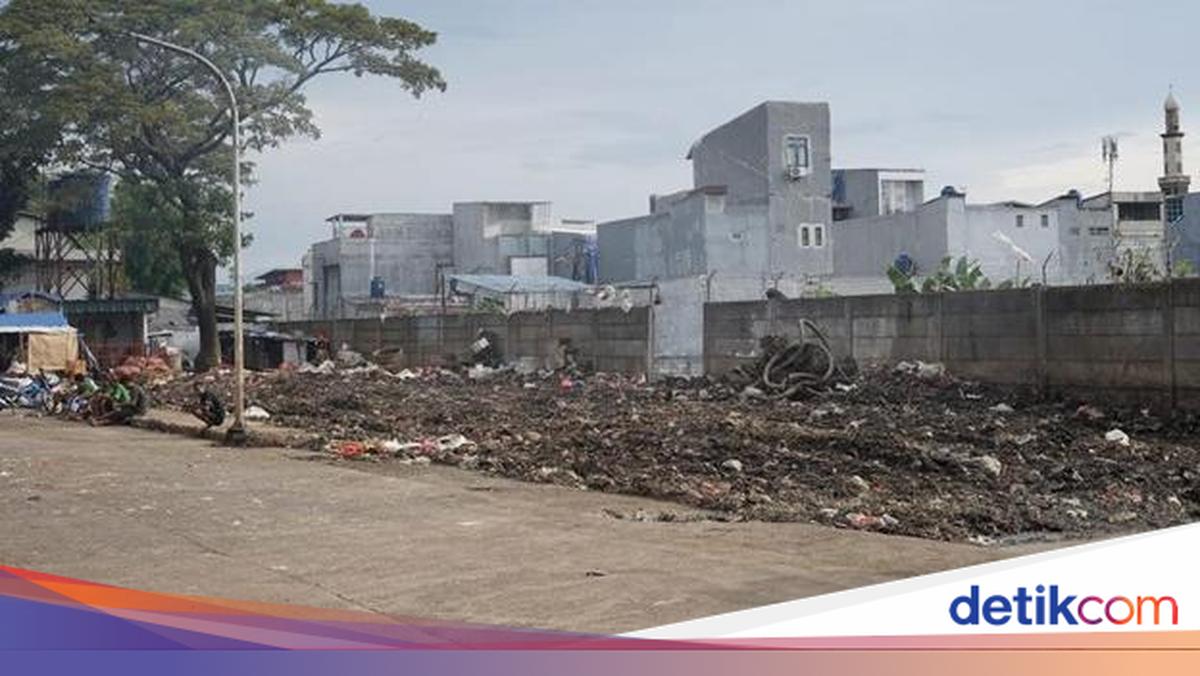 Perumda Pasar Jaya Deploys 212 Tipper Trucks to Transport Waste at Kramat Jati Market