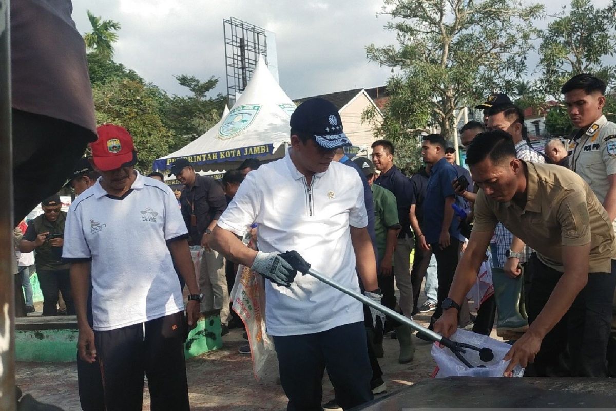 Environment Minister Pushes for Indonesia Asri Movement to Become Weekly Routine