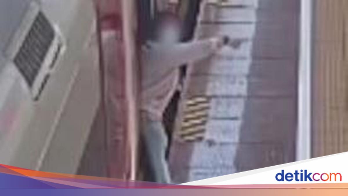 Viral Passenger Holds Whoosh Door, Here's How to Handle Lost Items